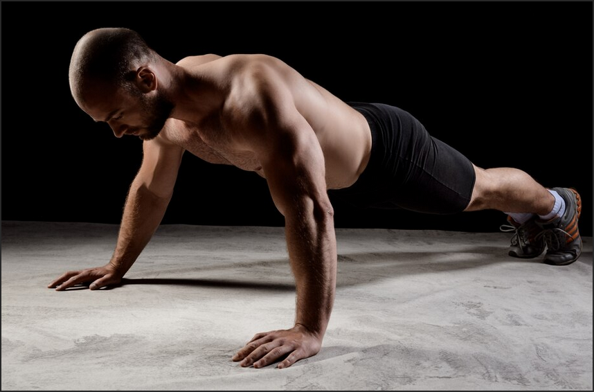 Les push-ups, aussi connus sous le nom de pompes, sont l'un des exercices les plus simples et efficaces pour renforcer le haut du corps. En adoptant la position de planche et en utilisant principalement le poids du corps, les push-ups ciblent les muscles du torse, des épaules, des bras et même du tronc. Ils améliorent la force, l'endurance musculaire et contribuent à développer une posture plus solide. Que ce soit pour les débutants ou les athlètes confirmés, les push-ups offrent une méthode polyvalente et accessible pour sculpter et tonifier le corps tout en renforçant la connexion esprit-muscle.