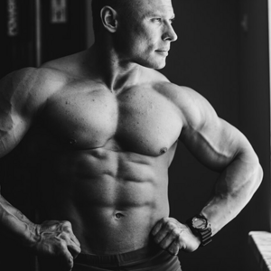 Les adeptes du culturisme cherchent à développer leurs muscles de manière harmonieuse afin d’allier le beau à l’effort sportif.